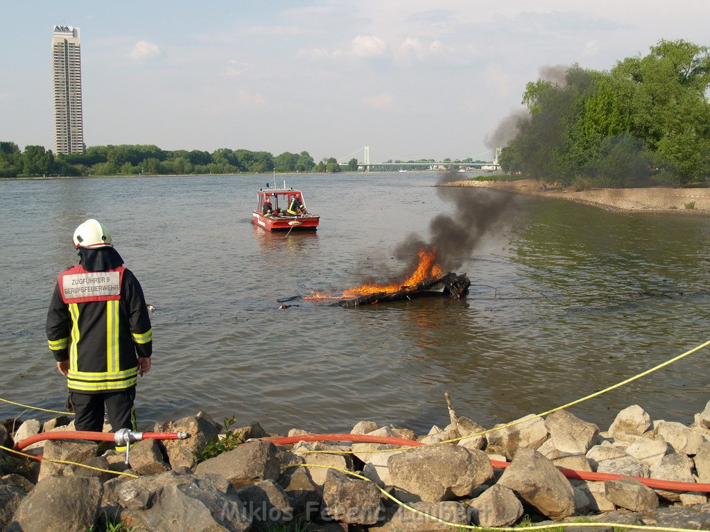Kleine Yacht abgebrannt Koeln Hoehe Zoobruecke Rheinpark P161.JPG